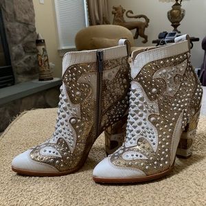 W Size 7.5M/FRYE REMY DECO BOOTIE/Color: Off White